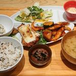 芝海老と夏野菜のヤンニョム＆鶏のチーズタッカルビ定食