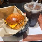 チーズバーガー、アイスコーヒー(アールベッカーズ 池袋東口店)