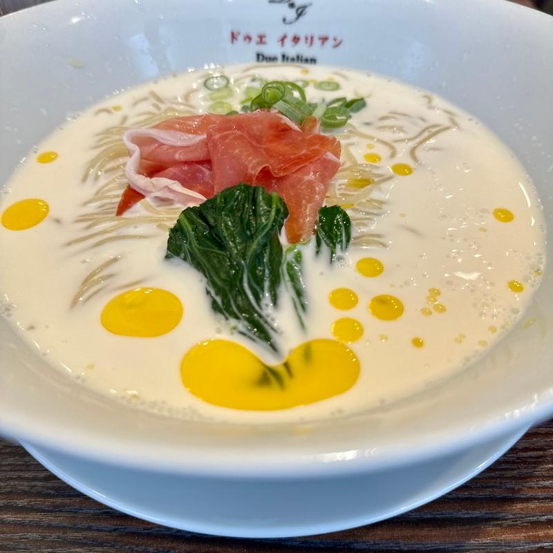 冷製白いらぁ麺(黄金の塩らぁ麺 ドゥエイタリアン 市ヶ谷本店)