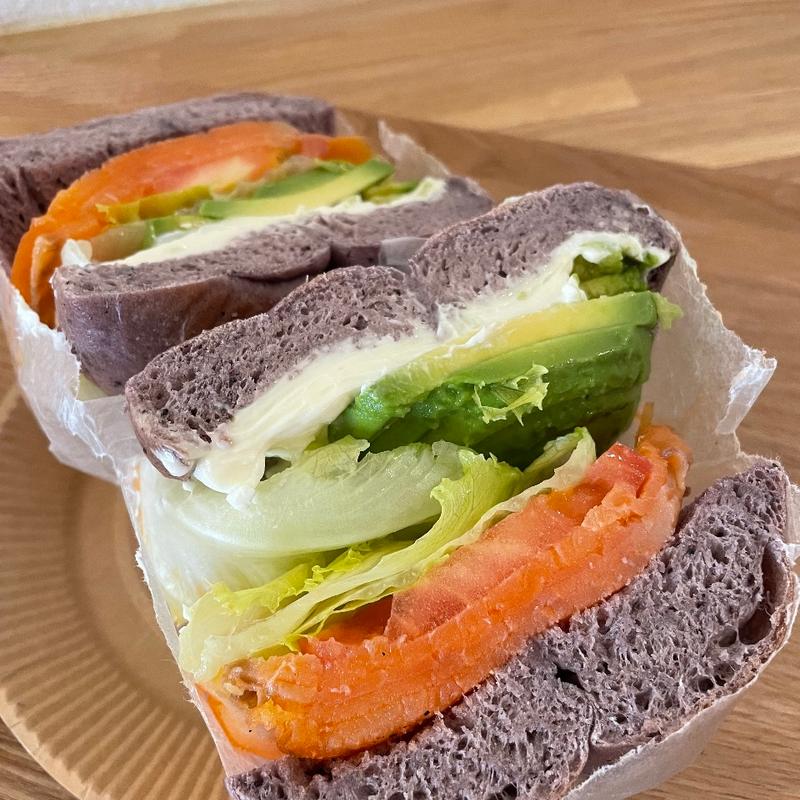 サーモンとアボカドサンド(ラッキー ベーグル （Lucky Bagel）)