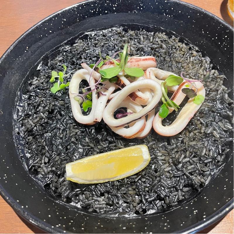 イカスミのパエリア(スペイン料理 Llevant （ジェバン）)