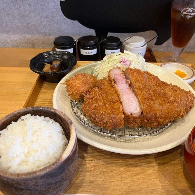 特上ロースカツ定食、メンチカツ1個(とんかつのり)