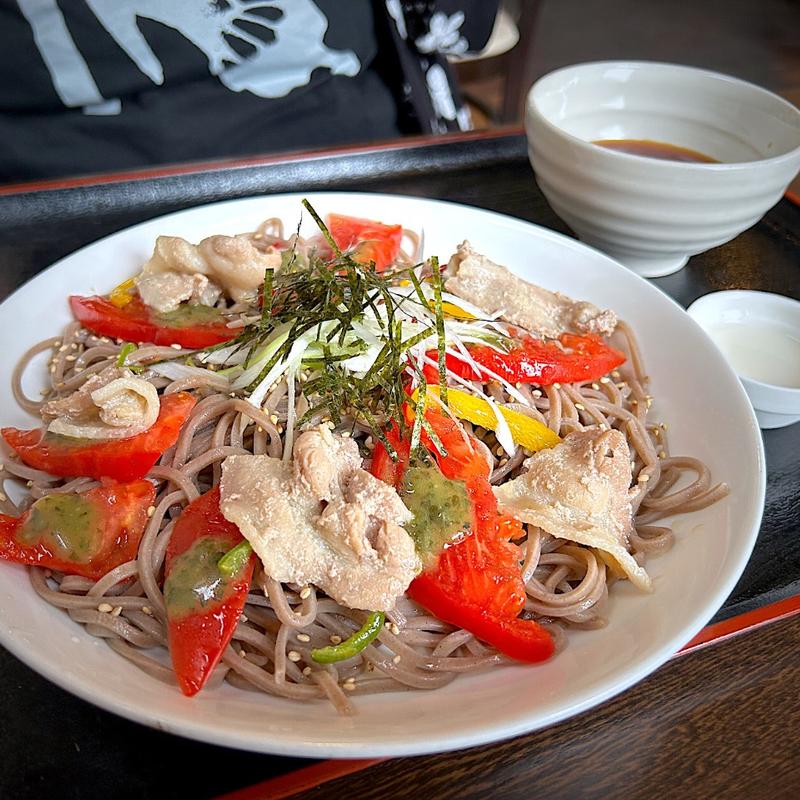 バジル入りトマト蕎麦(つけ蕎麦和だす)