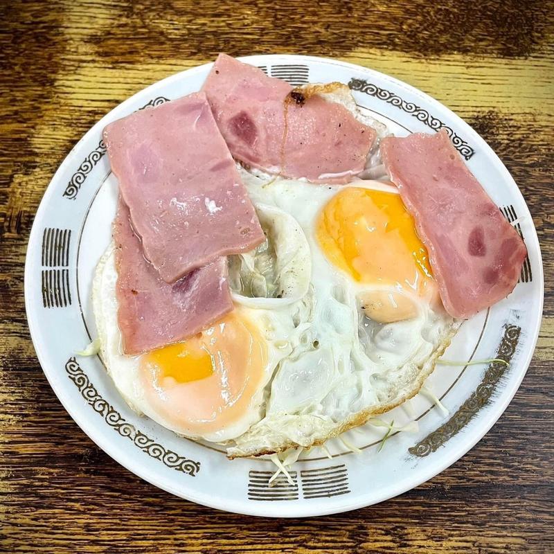 ハムエッグ(亀印うどん食堂)