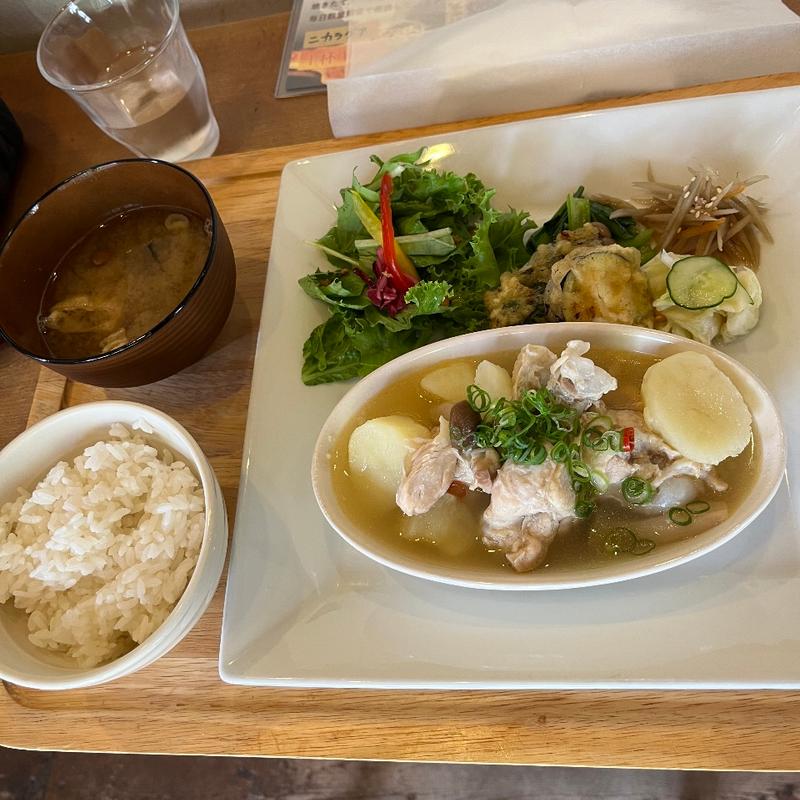 手羽元とジャガイモのピリ辛煮込み(カフェ エストラーダ)