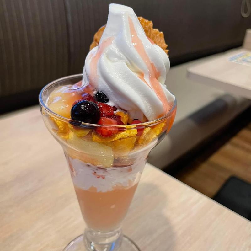 白桃のピーチメルバパフェ(ガスト 下北沢駅前店 )