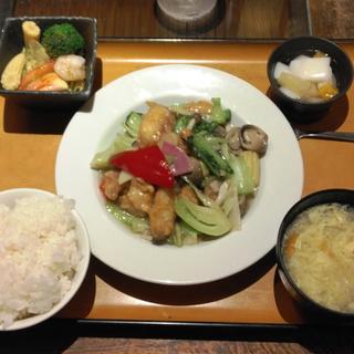 白身魚と野菜の炒め定食(角鹿)
