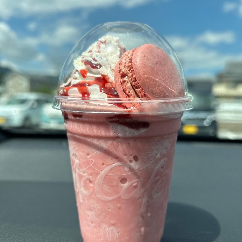 ホワイトチョコストロベリーフラッペ&マカロンラズベリー(マクドナルド ２４７蒲郡店)