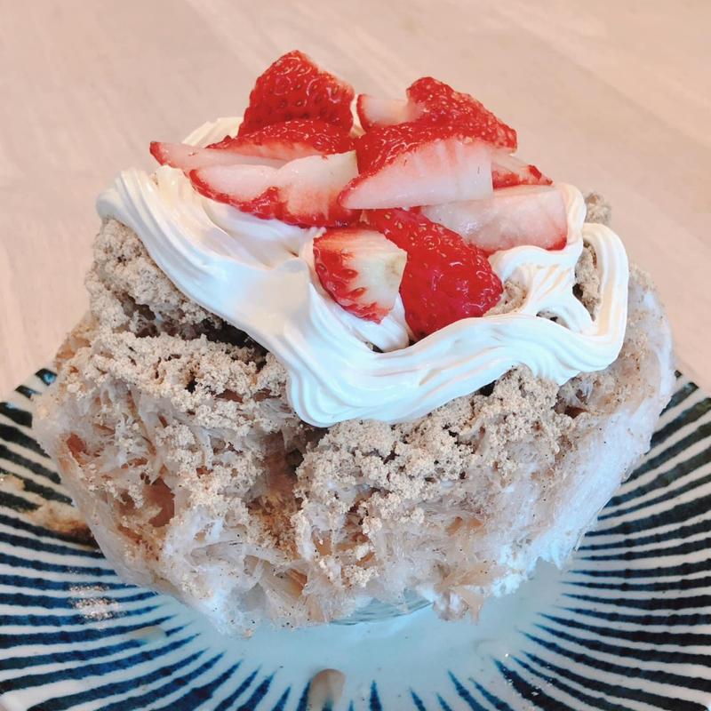 イチゴと黒蜜きなこのかき氷(しあわせ かき氷店)