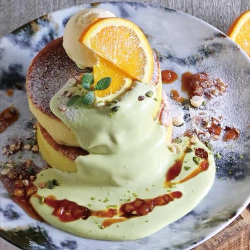 ピスタチオクリームとオレンジのパンケーキ(MARFA CAFÉ)