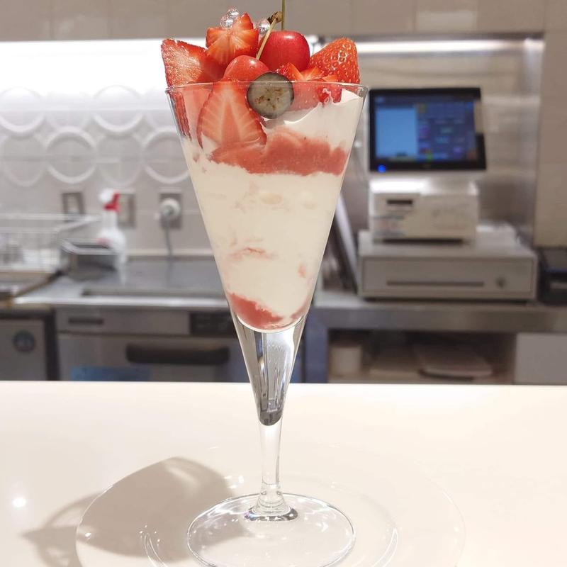 国産一護とさくらんぼのパフェ(タカノフルーツパーラー パフェリオ本店)