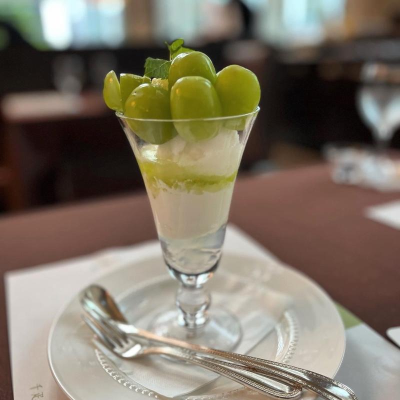 シャインマスカットパフェ(千疋屋総本店フルーツパーラー)