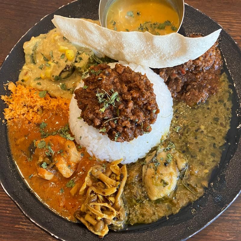 6周年記念6種がけカレー(アンドビール)