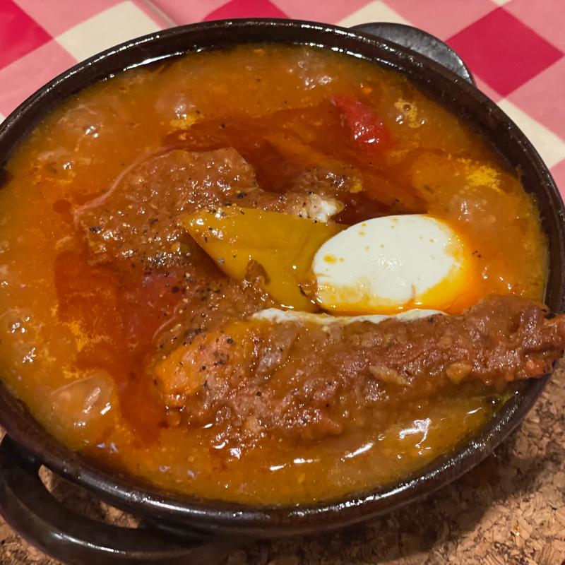 親鶏骨付きモモ肉ハンガリー風煮込み(BISTRO OG3)