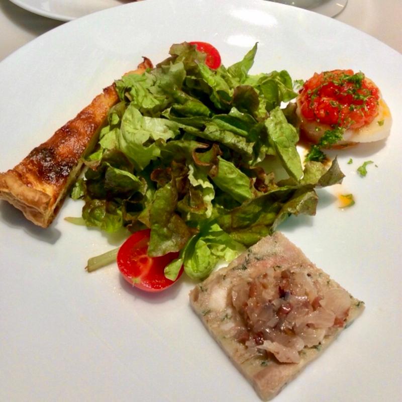 前菜(帆立貝のトマトピューレのせ、豚肉のゼリー寄せ、他)(デュース ミックス キッチン)