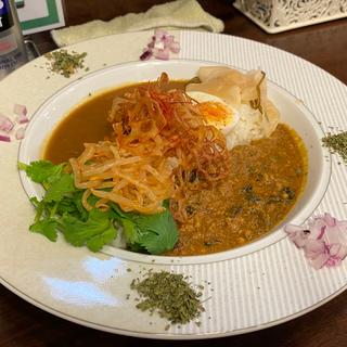 スパイスカレー(あいがけ)(カレーの王様 後楽園店)