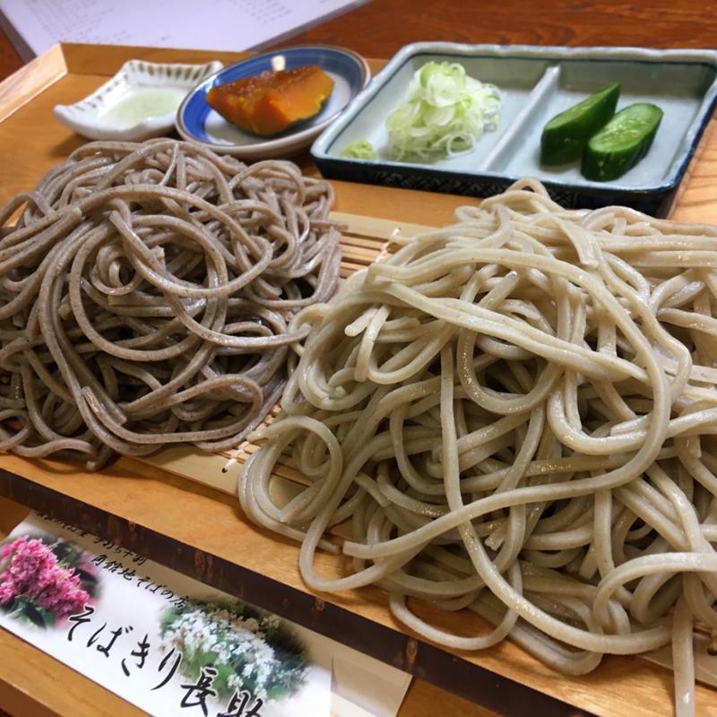 田舎（黒）と丸抜き（白）の二色もり(そばきり長助)