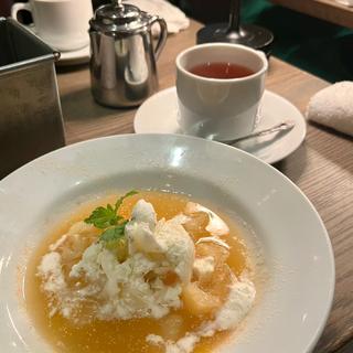 ジャスミン風味の桃のスープ グリーンペッパーのパルフェ(ラシーヌ)