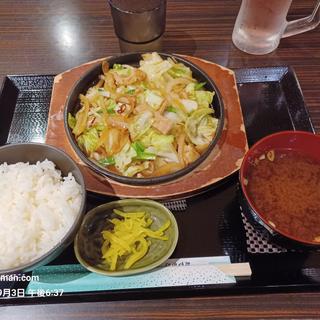 牛ホルモン鉄板焼定食(お食事処　香流亭 )