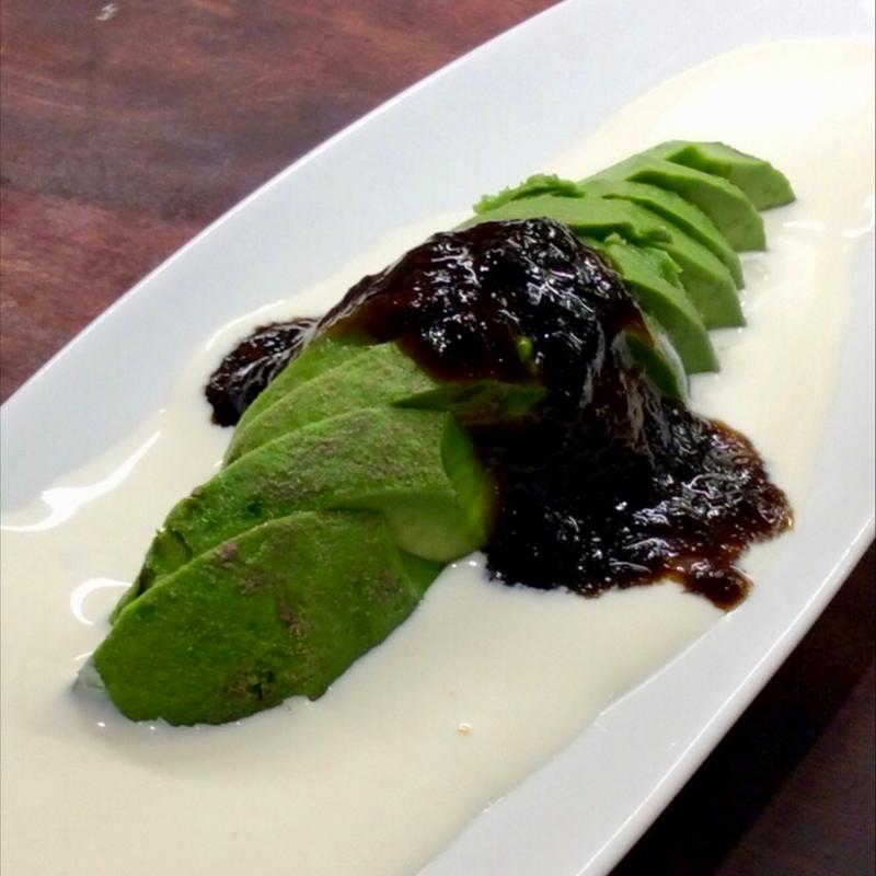 アボカドの冷製 白黒ソースオセロ風(イタリアン たんとたんと｜JR野田駅近)