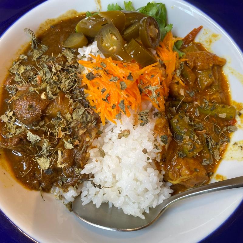 2種あいがけ（チキンカレー、牛すじカレー）(CURRY but CURRY)