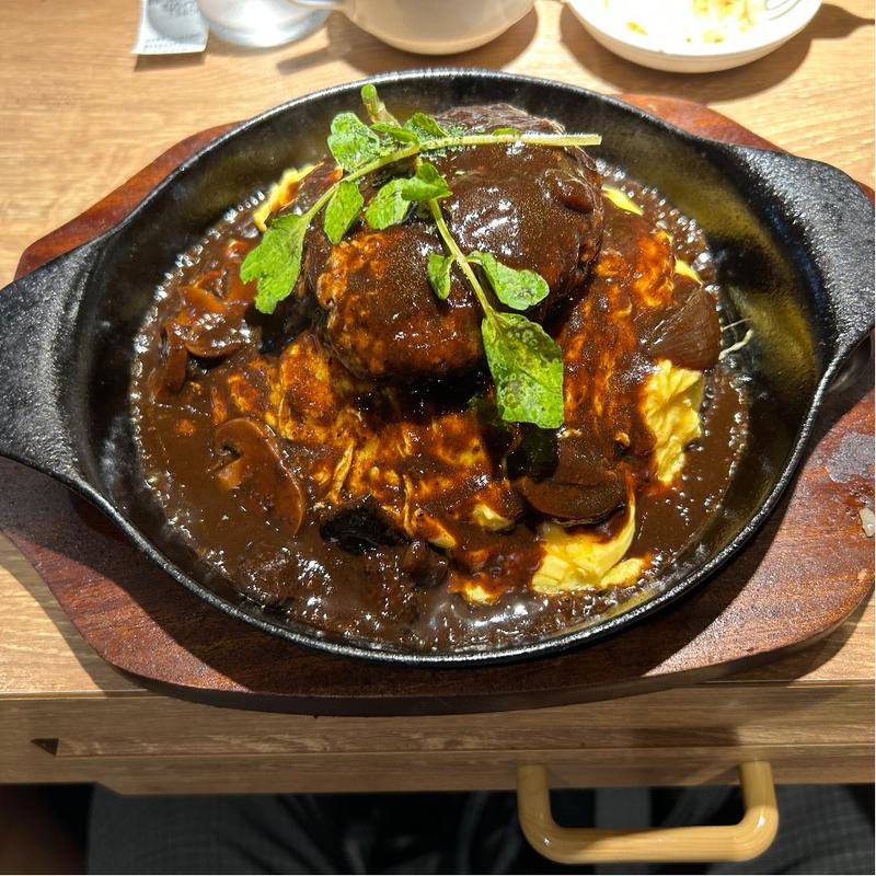 鉄板ハンバーグオムライス(肉オムライス専門店 肉とたまご 新宿店)