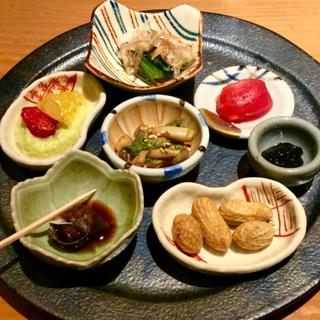 八寸皿の七種惣菜珍味(大阪モノラル)