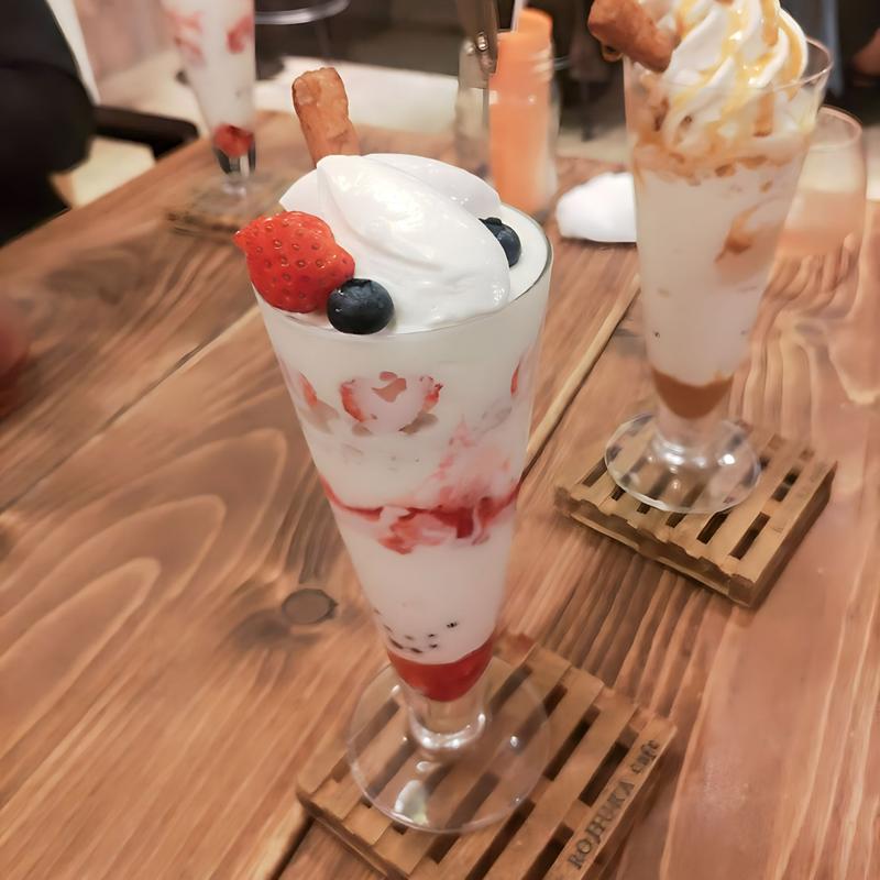 ベリーパフェ(ROJIURA Café（ロジウラ カフェ）)