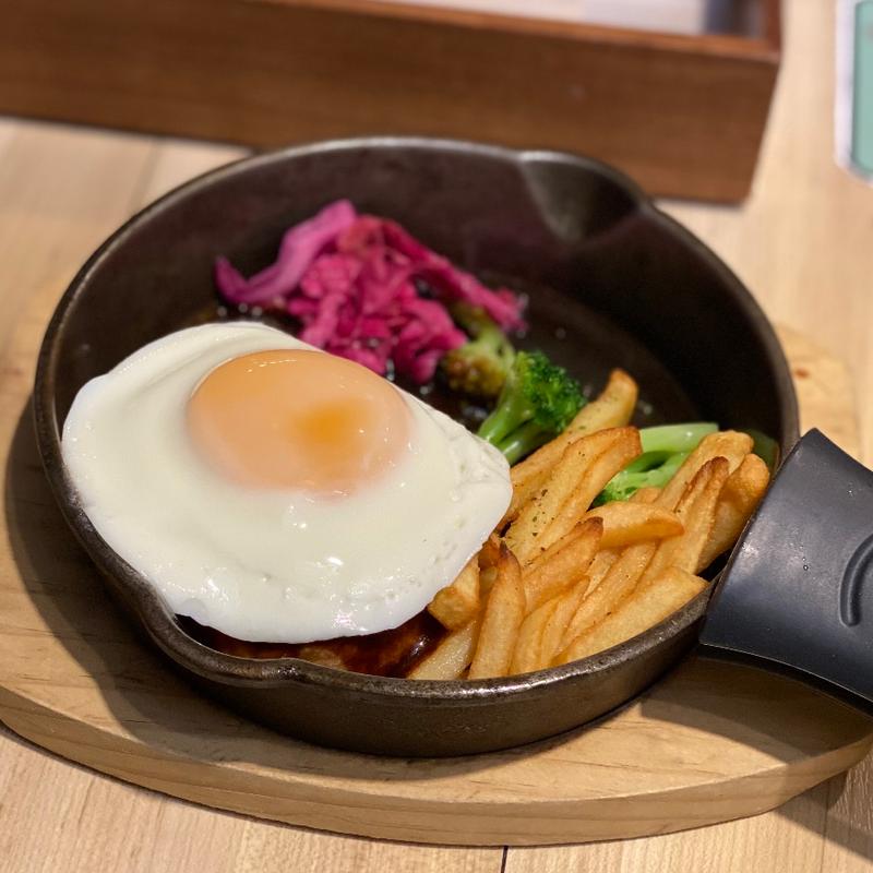 目玉焼き粗挽きハンバーグ(エスタシオンカフェ 新神戸)