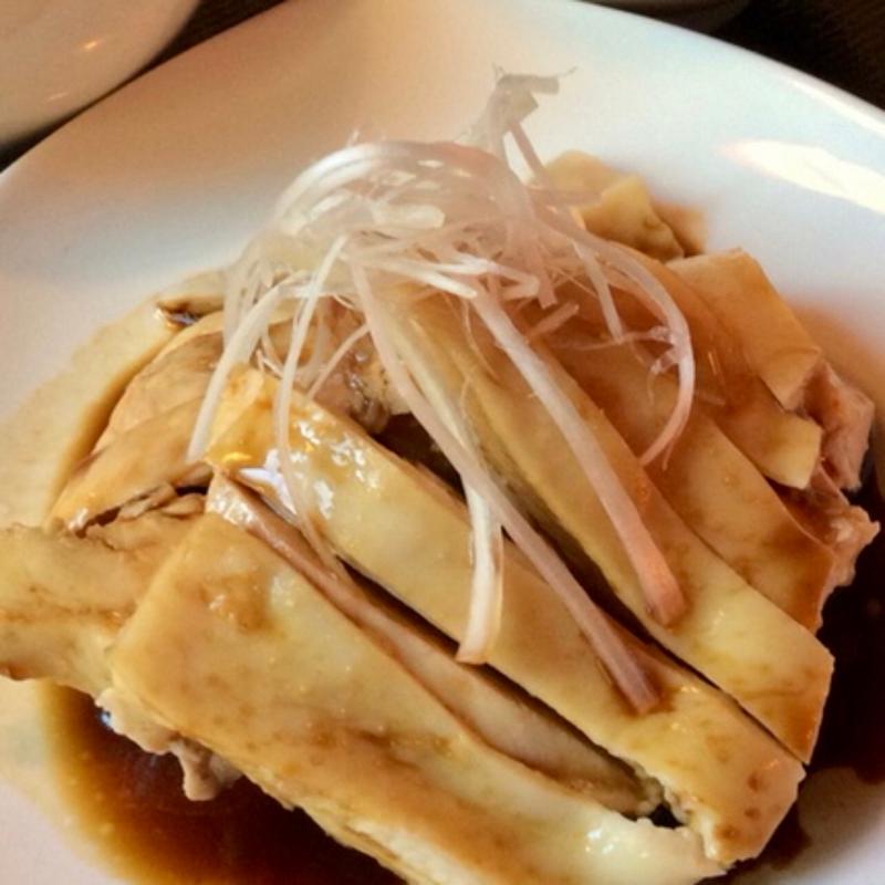 チキンライスセットの鶏肉(シンガポール料理 梁亜楼)