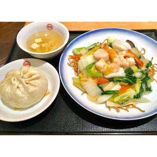 Bセット(海鮮焼そば/豚まん/スープ)(551蓬莱 福島店)
