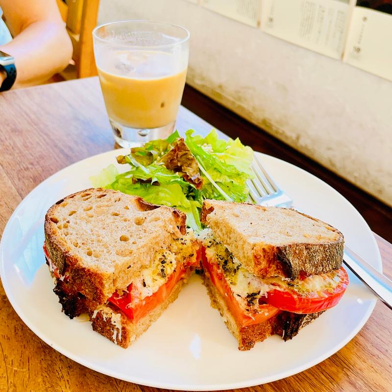 フレッシュトマトとペコリーノチーズのサンドイッチ(まちのパーラー)