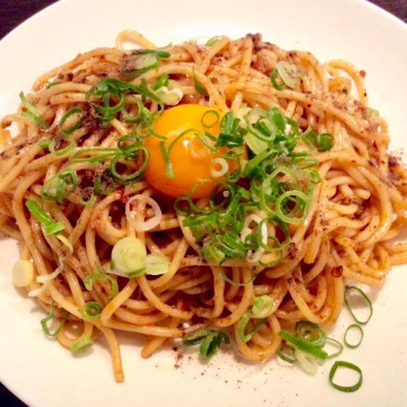 台湾ミンチ焦がしラー油和えソバ 黄身のっけ(立呑み厨房 いち)