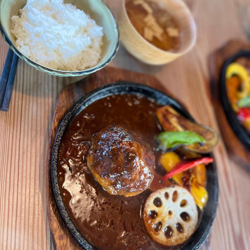 焼き野菜とハンバーグ（前菜、味噌汁、ご飯付き）(オンザテーブル （ON THE TABLE）)