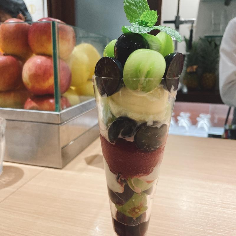 シャインマスカットと巨峰のパフェ(イタガキ フルーツ カフェ （ITAGAKI FRUIT CAFE）)