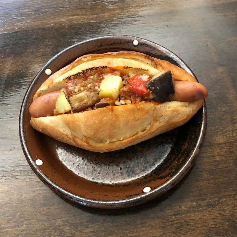 野菜とトマトのラタトゥユ&ソーセージ(AGOCHI BAKERY)