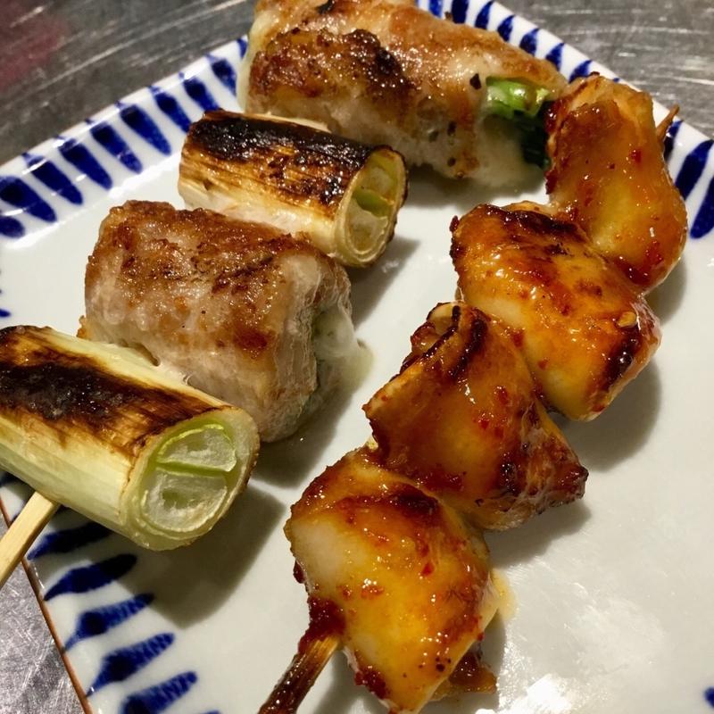 ニラモッツァレラチーズ巻き、のどなんこつ(博多串焼き バッテンよかとぉ 鶴橋店)
