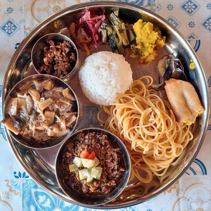 本日のカレープレート(ぐるぐるそだつながや)