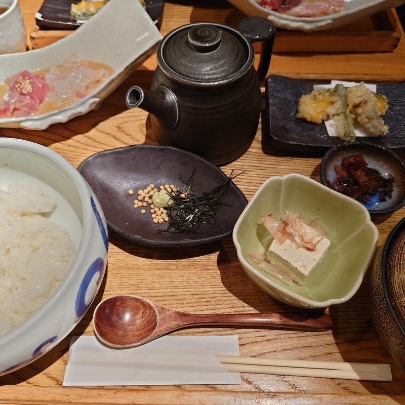 鮪と鯛の胡麻だれ出汁茶漬け丼(和食 えん 丸の内オアゾ店)