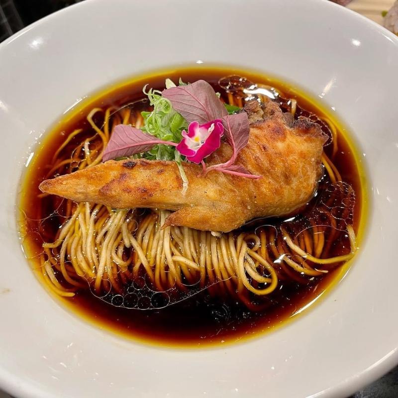 あいち鴨と地鶏の正油ラーメン 本マグロのコンフィとトウモロコシのリゾット風ライス(八咫烏)