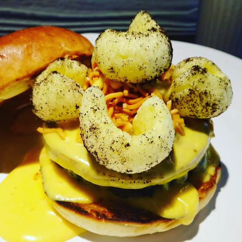 駄菓子エッグチーズバーガー(だるま珈琲)