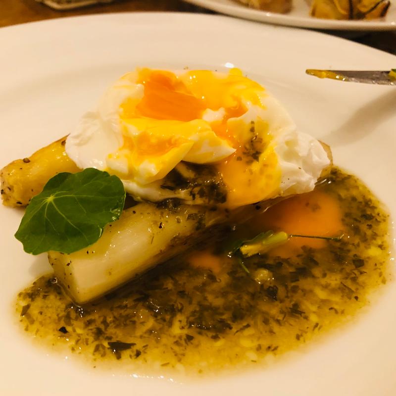 ホワイトアスパラガスのビスマルク風(ラ ピッコラ ポエズィーア )