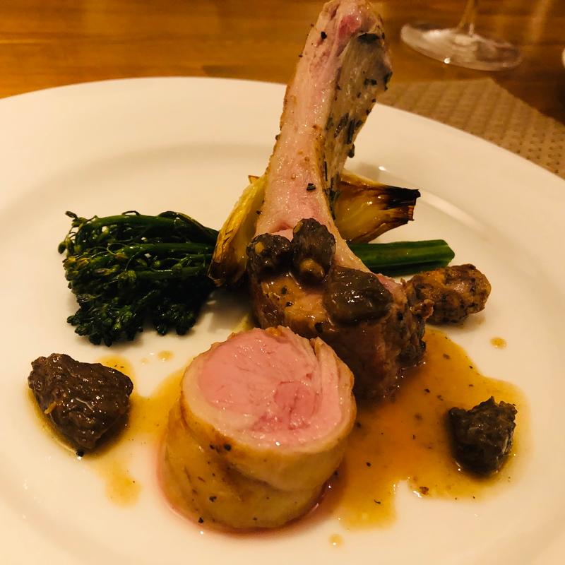 ピレネー産ラムチョップと腎臓の手掴みロースト(ラ ピッコラ ポエズィーア )