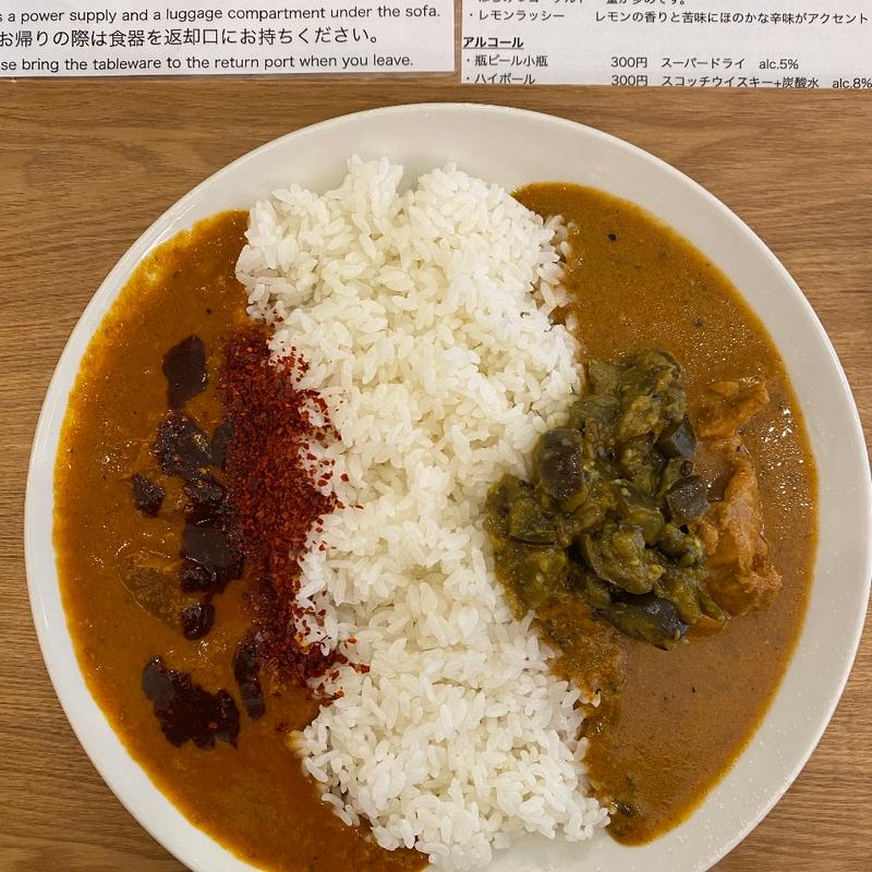 チキンカレーとポークビンダル Hot(モチヅキカレー)