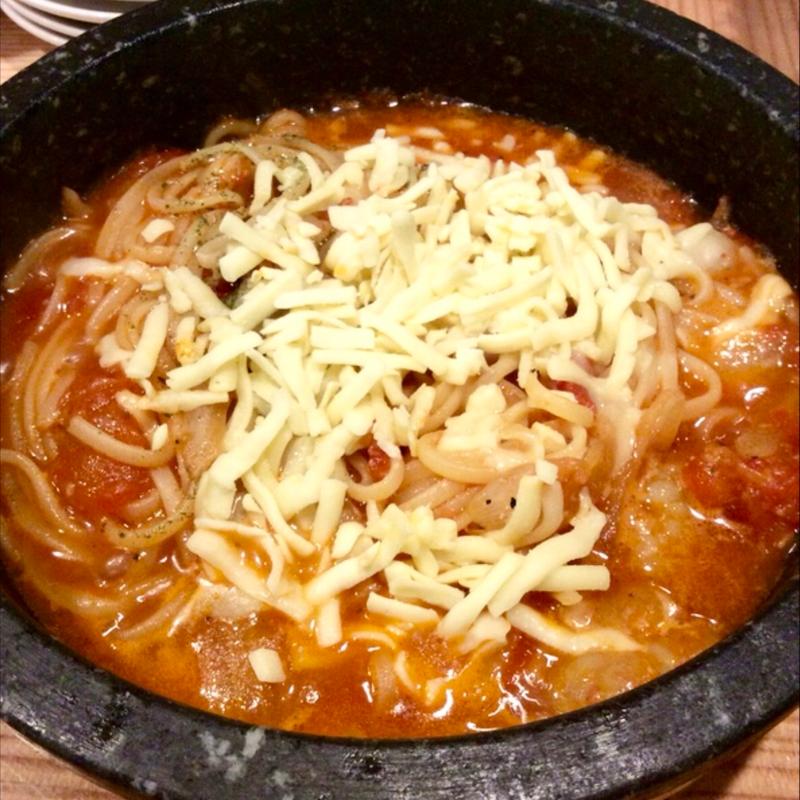 バナメイエビの石焼生パスタ(肉焼屋ワイン部 ジャストMEAT  （ニクヤキヤワインブ ジャストミート）)