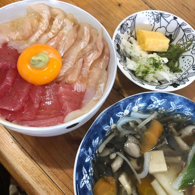 平目とマグロ漬丼 せんべい汁セット(みなと食堂 （みなとしょくどう）)