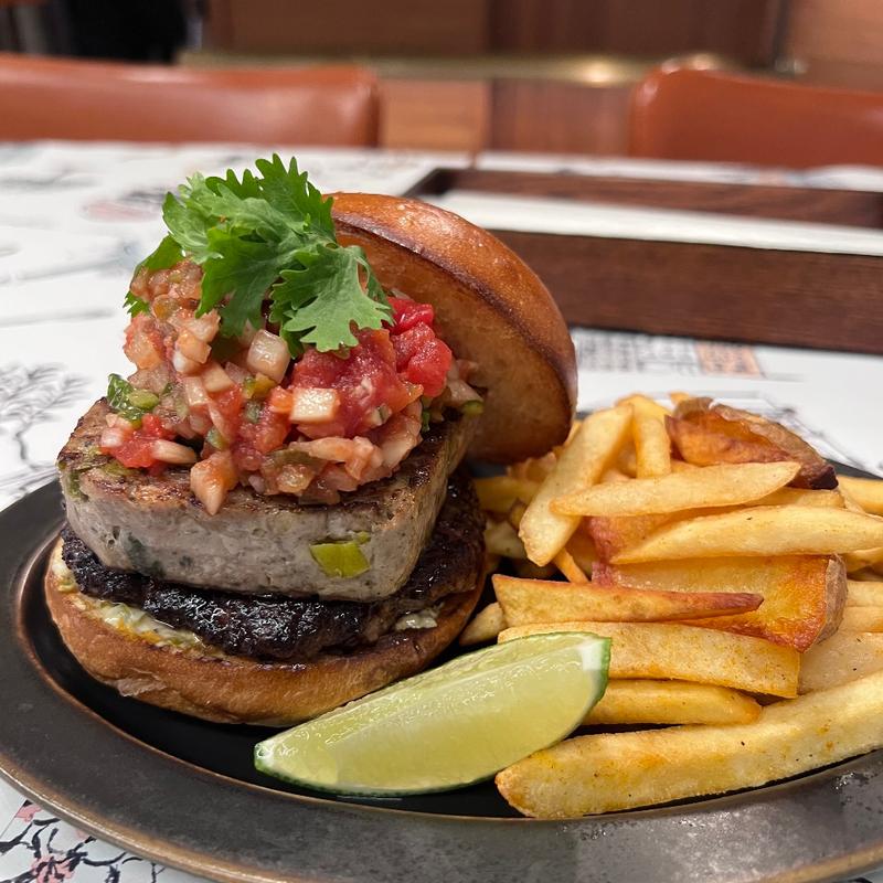 Green hot chili butchers buger + ミックスポテト(BLACOWS)