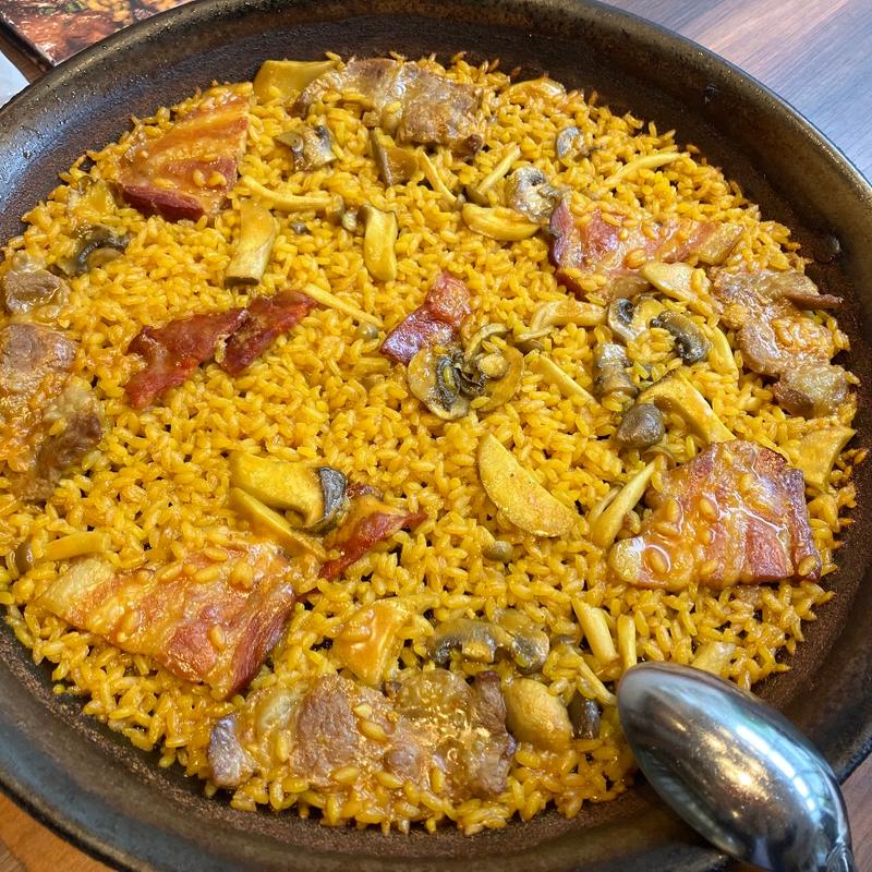 イベリコ豚ちキノコのパエリア(スペイン料理＆ワイン パエリア専門店 ミゲルフアニ 新宿タカシマヤタイムズスクエア店)