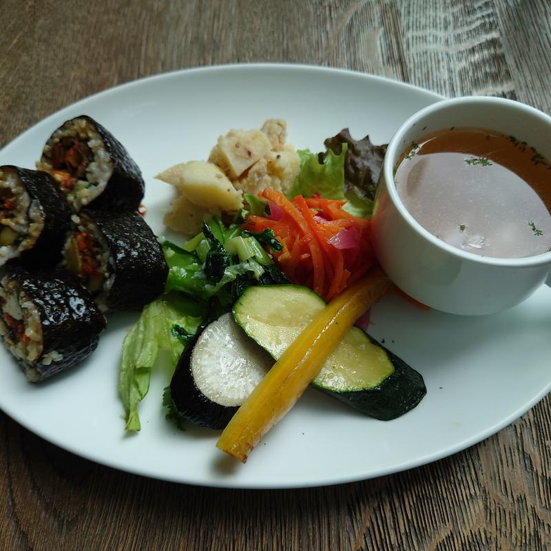 有機玄米の巻き寿司プレート(チャヤマクロビ ザ ロイヤルパークホテル アイコニック 東京汐留店)