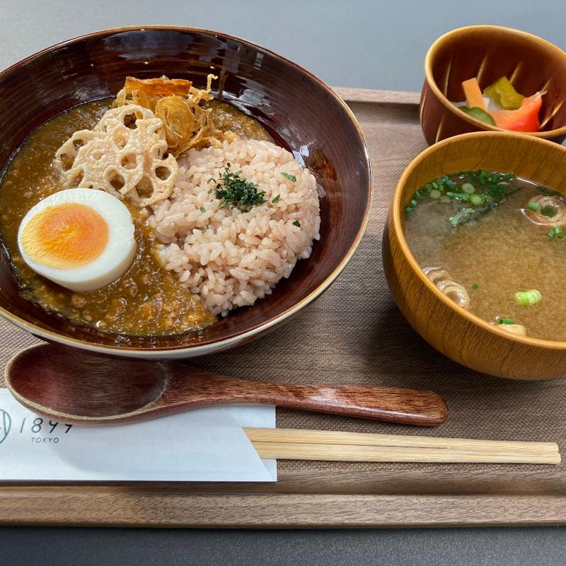 和出汁キーマカレー　ハーフ(GREEN TEA RESTAURANT 1899 OCHANOMIZU （グリーン ティー レストラン イチハチキュウキュウ）)